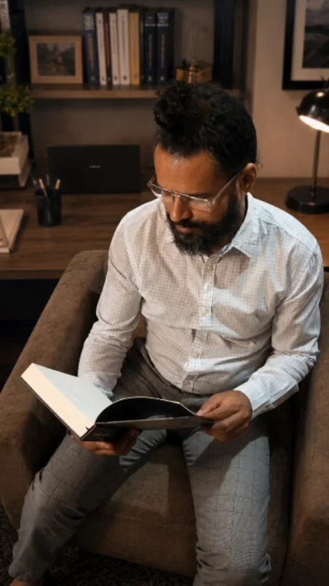 Thiago Mafra lendo no escritório