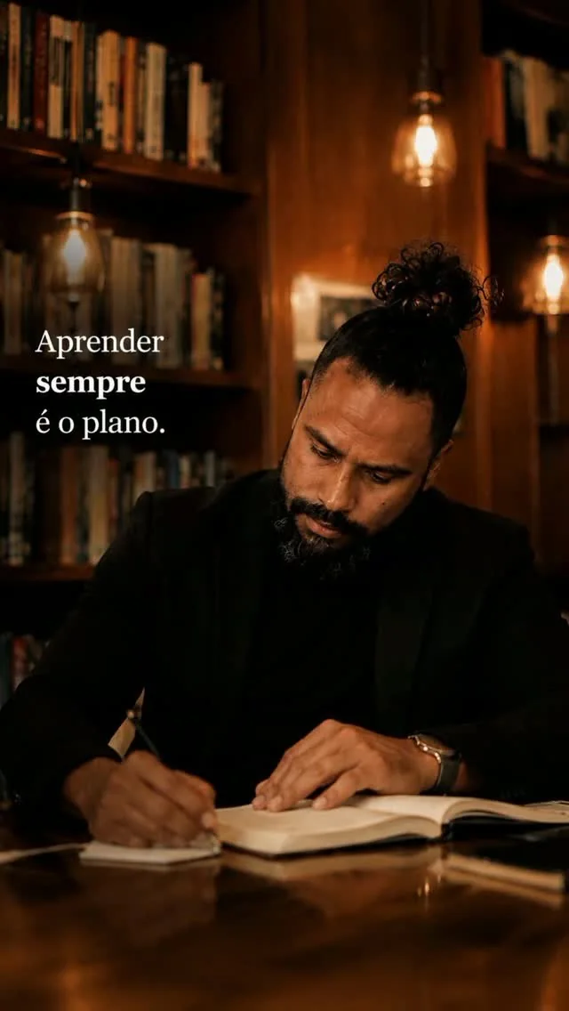Thiago Mafra escrevendo em uma biblioteca